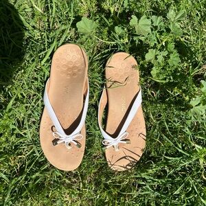 Vionic White Bow Thong Sandals with Tan Footbed
